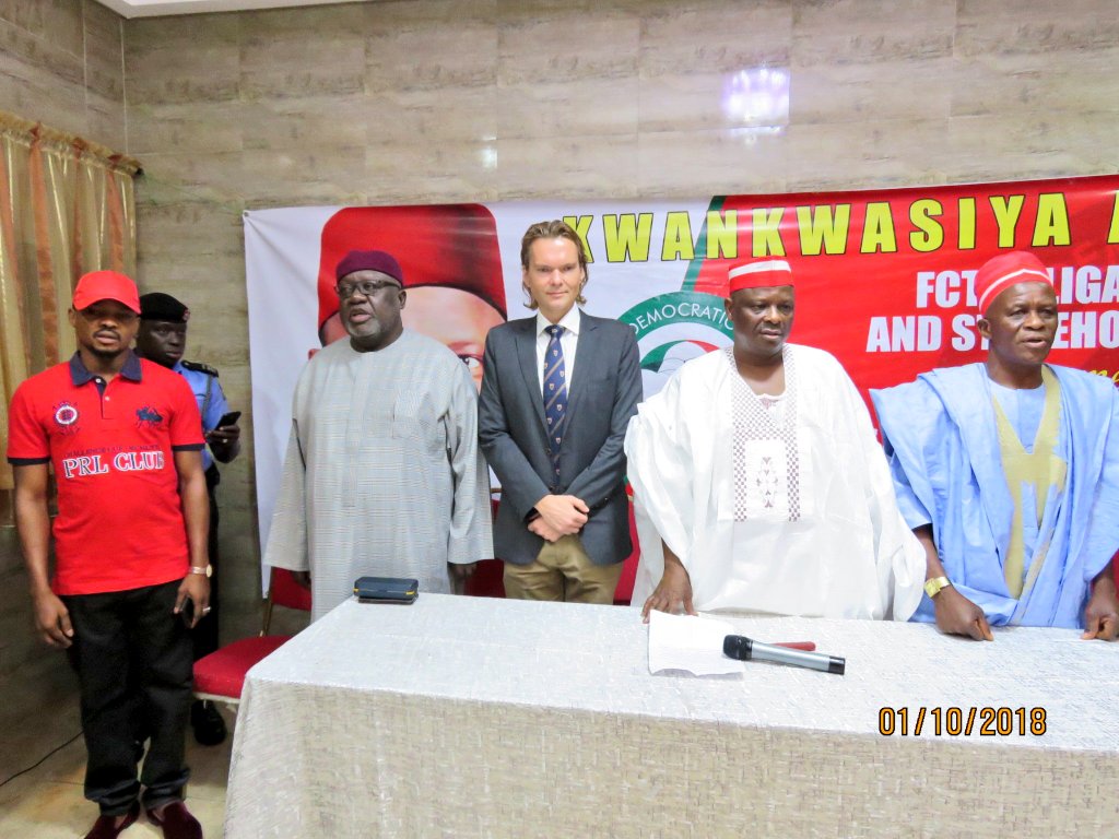 KwansDigiComms's tweet photo. KWANKWASO MEETS WITH FCT DELEGATES. 

His Excellency, Sen @KwankwasoRM and his campaign team yesterday met with @OfficialPDPNig FCT party officials as he continues his nationwide consultation with the party stakeholders. 

#kwankwaso2019 
#TheLeaderIsComing https://t.co/6DfNiCsAtw