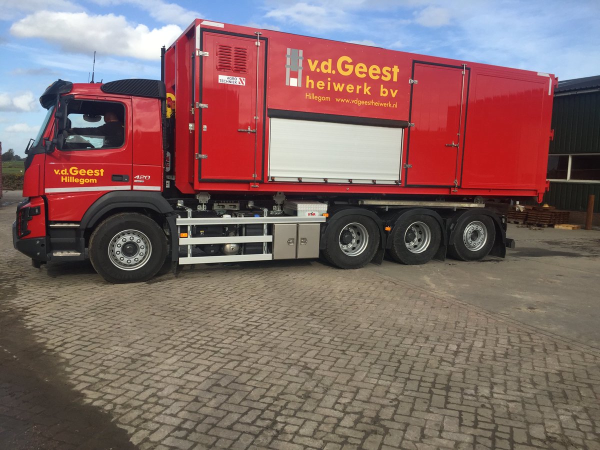 GebrvdGeest's tweet photo. Morgen de eerste hei klus voor onze nieuwe vrachtwagen met container. In container is ruimte voor machines, palen en betonmenginstallatie. https://t.co/mRQ2gM11hQ
