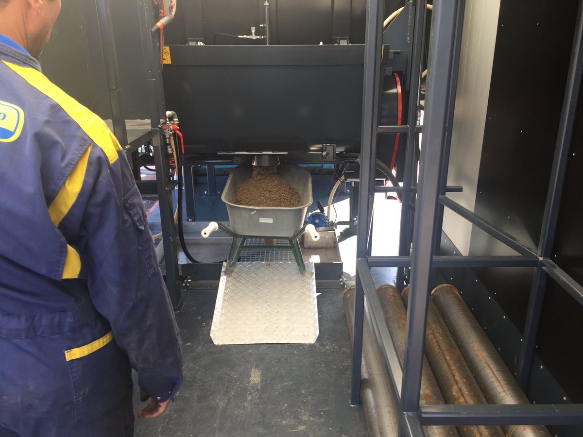 GebrvdGeest's tweet photo. Morgen de eerste hei klus voor onze nieuwe vrachtwagen met container. In container is ruimte voor machines, palen en betonmenginstallatie. https://t.co/mRQ2gM11hQ