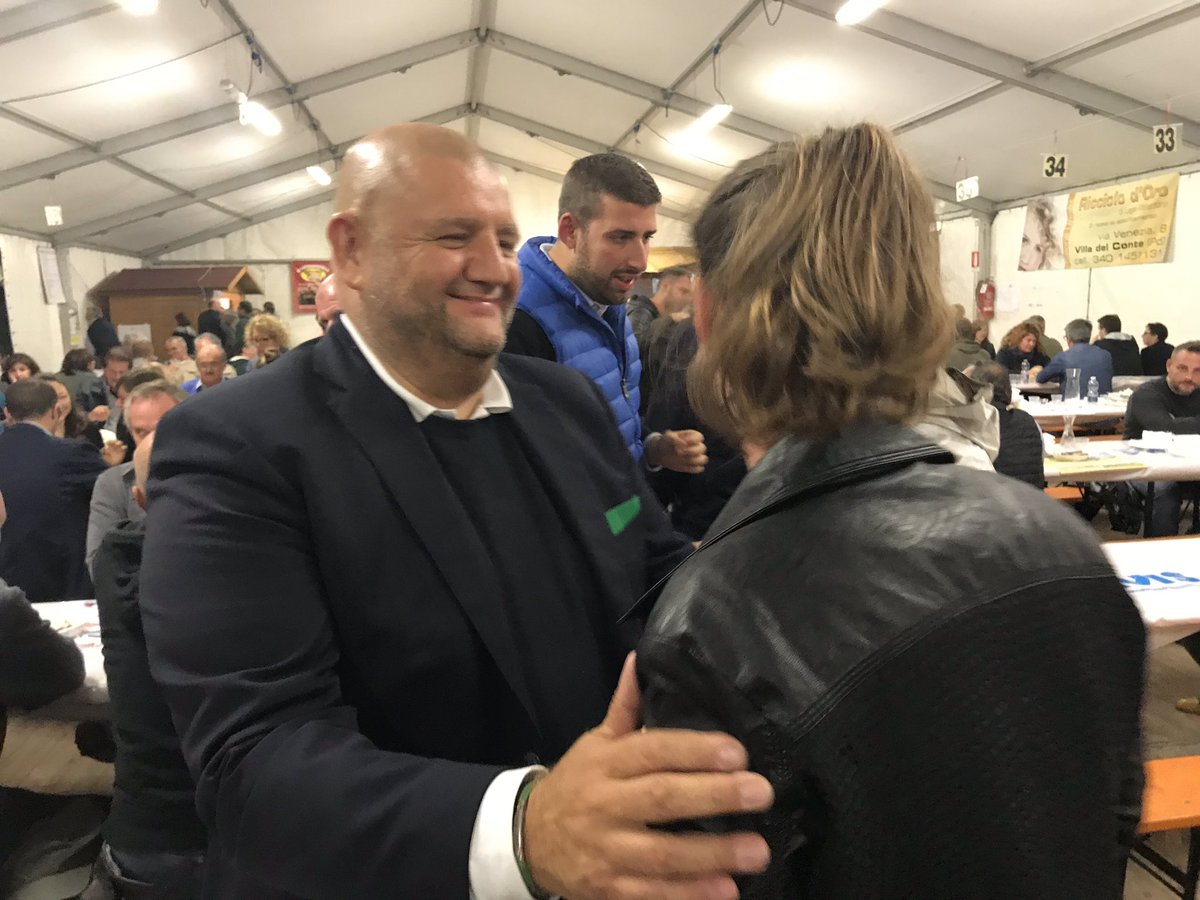 roberto_marcato's tweet photo. 😊 Rimedio contro la stanchezza? L’affetto della gente!!! 💚 #Cocche #SanGiorgodellePertiche #Padova https://t.co/FRtnPE2UL5