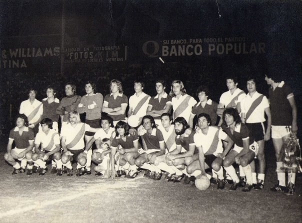 qacformaciones's tweet photo. #MesdeCampeones 1975, Amistoso e/el Campeón de la A y el de la B. Pedro González, Kaliszuk, Tocalli, Fillol, Mainonis, Passarela, Chiappe, Merlo, Lupo, Artico, Sabella, Carranza. Cottón, Comelles, Reinaldi, J.J.Lopez, O.Gómez, Fucceneco, Perfumo, Gaño, Bareiro, Palín González. https://t.co/pIrP79Ug5Q