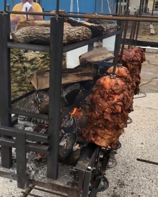 GrillinFool's tweet image. Check out this badass rig! Don't ask me what the green stuff is. I don't know either. Any one got any ideas?
📗📗📗
Video shot by @patrick84_03 -  @agricolehtx with the trompo wagon at @southernsmoketx
.
.
.
.
.
.
.
#alpastor #doner #shwarma shawarma #t… ift.tt/2OsUGGK