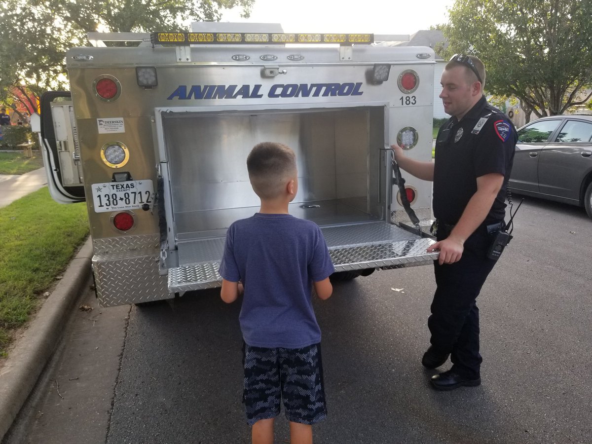 CityofBudaTX's tweet photo. Animal Control Officer Jonathan Coco enjoyed meeting with everyone during National Night Out! #BudaTX #BudaPoliceDepartment https://t.co/7OHTQeC7uC