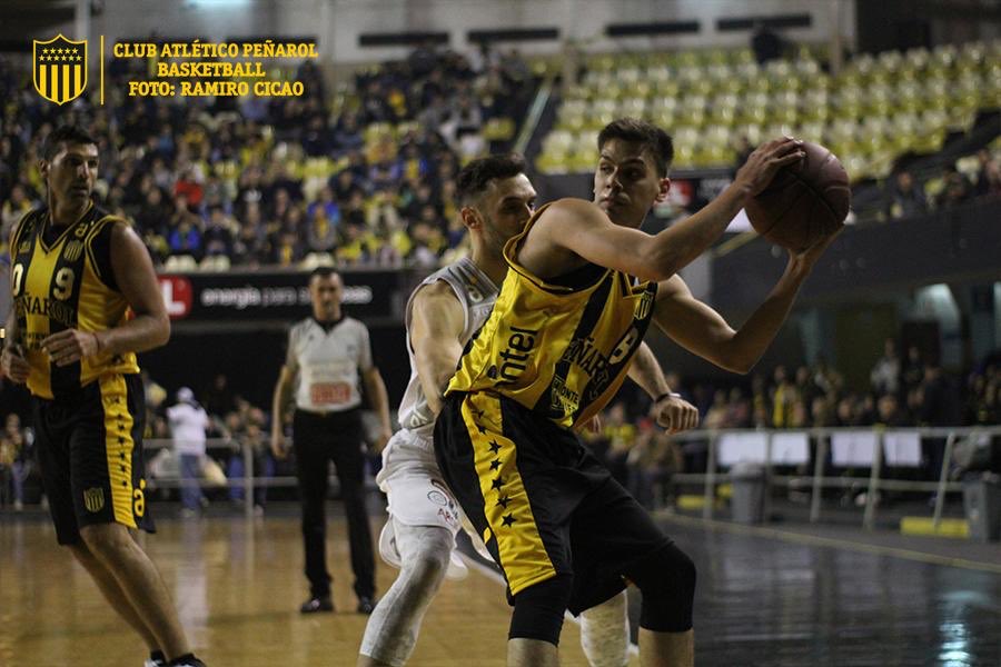 OficialCAP's tweet photo. ¡Volvió el básquetbol a #Peñarol! https://t.co/kIovvtFPWf
