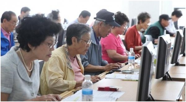 thisthatamy's tweet photo. A recent survey showed that financial security is ranked as the number one priority among Korean in terms of what they hope to have in old age, above both family and health.

Question of the day: What do you think will be the most important thing to you when you reach old age? https://t.co/HrFpJALHvj