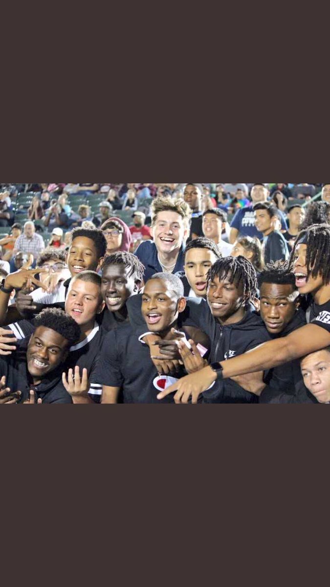 SkeeterBasketb1's tweet photo. Front row at the MHS- Horn game where the Skeeters football team got the W.
#skeeternation #bronem #squad #welit 😂🏀 https://t.co/A0AiEvWxCL