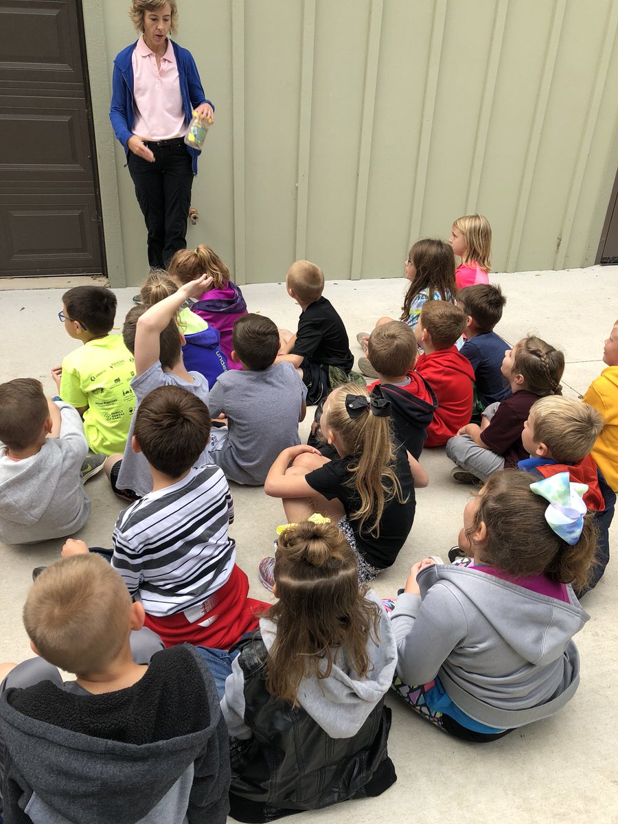 diana_harmony's tweet photo. Learning about spiders at DNC is always a good time!  #UVlearn https://t.co/9t9lSIjcb9