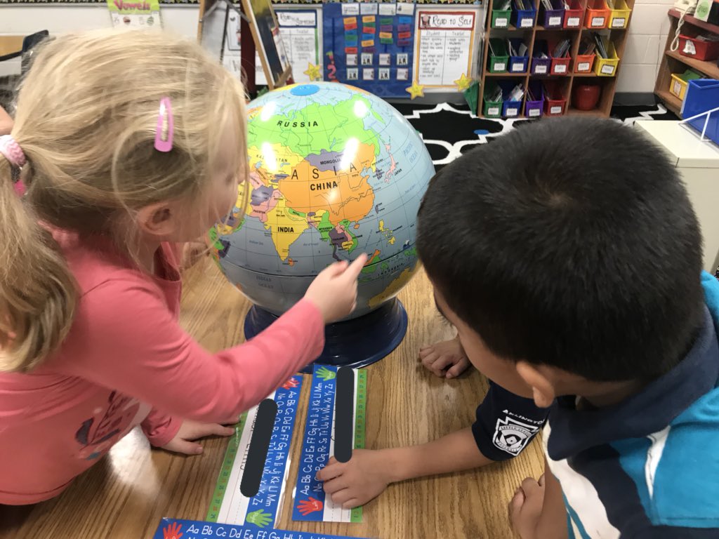 MrsKowalevicz's tweet image. Exploring maps &amp;amp; globes 🗺🌍#WhoWeAre #MeOnTheMap #FunInFirst #Geographers #ranIBstars #APSisAwesome @RandolphStars @APSsocstudies
