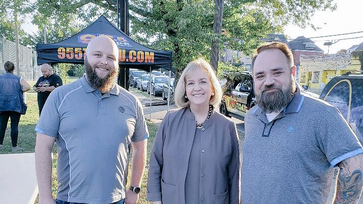 mvitty01's tweet image. National Night Out in STL! Team Wentzville talking with the mayor about our First Responder Appreciation Offers and FirstNet! Thanks for having us tonight! #MidStateProud #PowerCentral @JCollier33 @woolverton_b @fjdevereux
