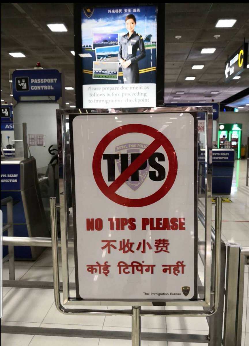 djboych9's tweet image. เริ่มแล้ว!       ตำรวจ ตม.สนามบิน  ขึ้นป้าย "No Tips" ตัวโดเห็นชัดเจน        ทั้งภาษาไทย และภาษาจีน ตามนโยบาย "บิ๊กโจ๊ก"   ห้าม ตม.เก็บเงินใต้โต๊ะ 300 บาท     ที่นอกเหนือจากเงินค่าธรรมเนียมปกติในการขอวีซ่า 2,000 บาท
@TNAMCOT 
#สำนักข่าวไทย 
#Notips
#ตมสนามบิน
#นักท่องเที่ยวจีน