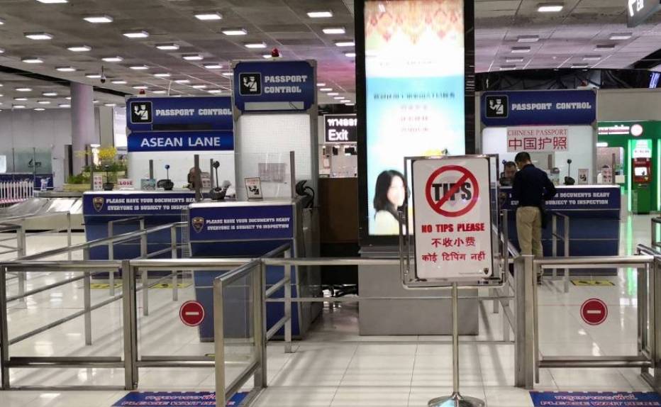 djboych9's tweet image. เริ่มแล้ว!       ตำรวจ ตม.สนามบิน  ขึ้นป้าย "No Tips" ตัวโดเห็นชัดเจน        ทั้งภาษาไทย และภาษาจีน ตามนโยบาย "บิ๊กโจ๊ก"   ห้าม ตม.เก็บเงินใต้โต๊ะ 300 บาท     ที่นอกเหนือจากเงินค่าธรรมเนียมปกติในการขอวีซ่า 2,000 บาท
@TNAMCOT 
#สำนักข่าวไทย 
#Notips
#ตมสนามบิน
#นักท่องเที่ยวจีน