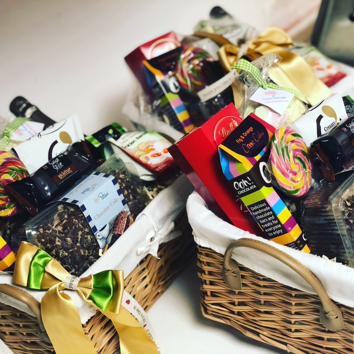 BasketsGalore's tweet photo. Daily Dispatch #competition. Today's 'Gift Basket Of The Day' is ‘Sparkling Chocolate Eruption’ Gift Basket. Shop Now >> https://t.co/4KT8SYvtSQ RT &amp; Follow to #win a Gift Basket. #giftbasketsrule #chocolate #bubbles #thankyougifts https://t.co/3YYFtwRNVN
