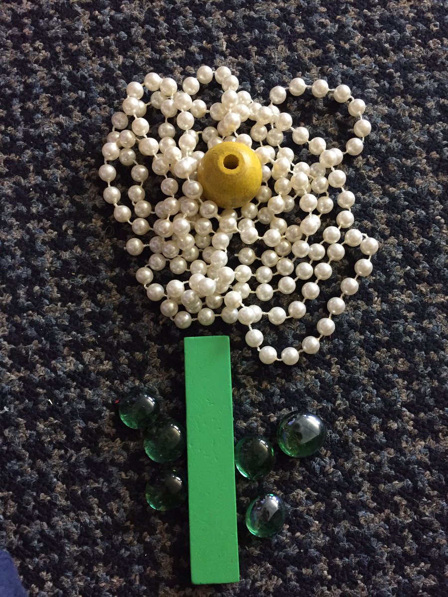 Kinder_106's tweet photo. This morning we scaffolded how one might use loose parts to represent a flower. We used a photograph of a daisy as our inspiration and worked together to choose loose parts to represent each part of the flower. @Natalia_DaSilv4 Thanks for the suggestion @booklamations https://t.co/2D3tnDpWS5