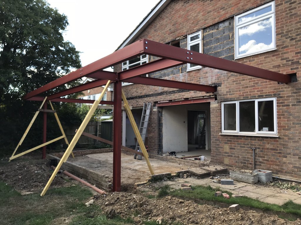 WISESteelwork's tweet photo. @WISESteelwork @wisecranes another #shabby Beaconsfield house remodelled with some great Steelwork!
Garden room structure craned over roof with #bocker crane!
#builderssteel
#steelinstallation
#cranelife https://t.co/IbgEeCZ8hs
