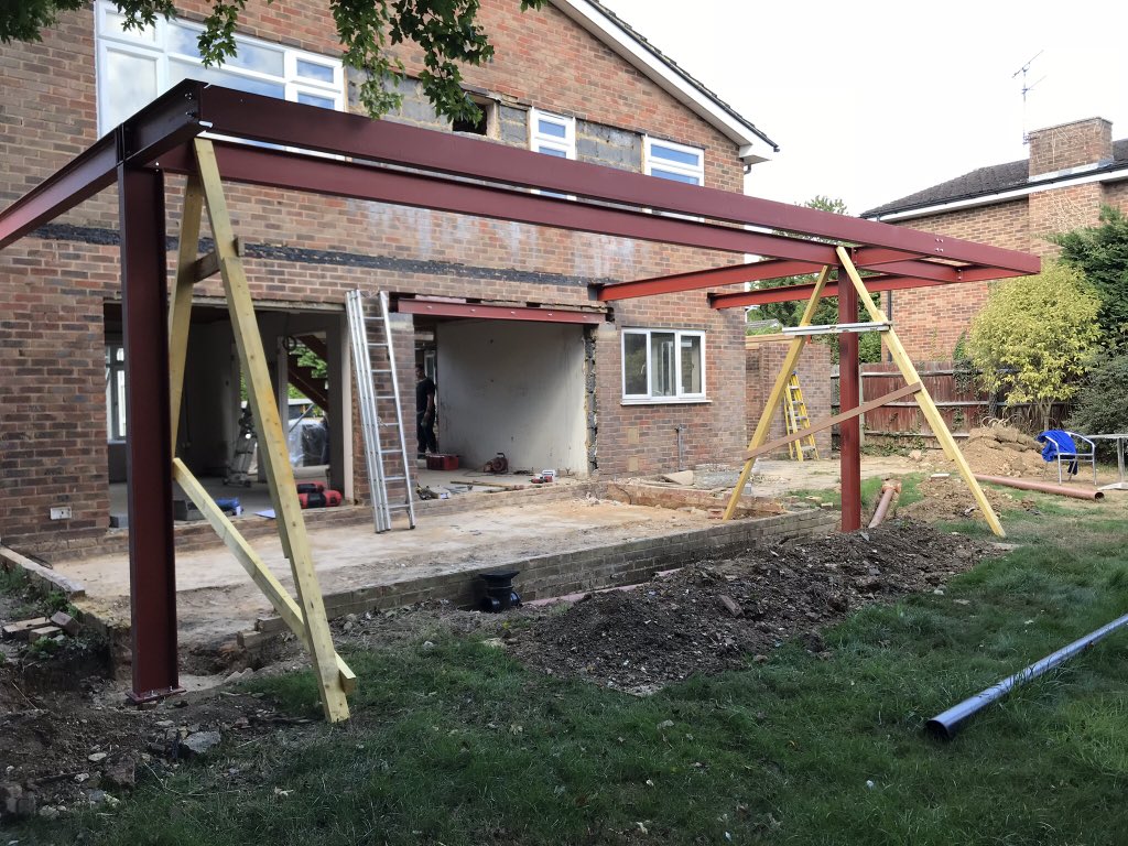 WISESteelwork's tweet photo. @WISESteelwork @wisecranes another #shabby Beaconsfield house remodelled with some great Steelwork!
Garden room structure craned over roof with #bocker crane!
#builderssteel
#steelinstallation
#cranelife https://t.co/IbgEeCZ8hs