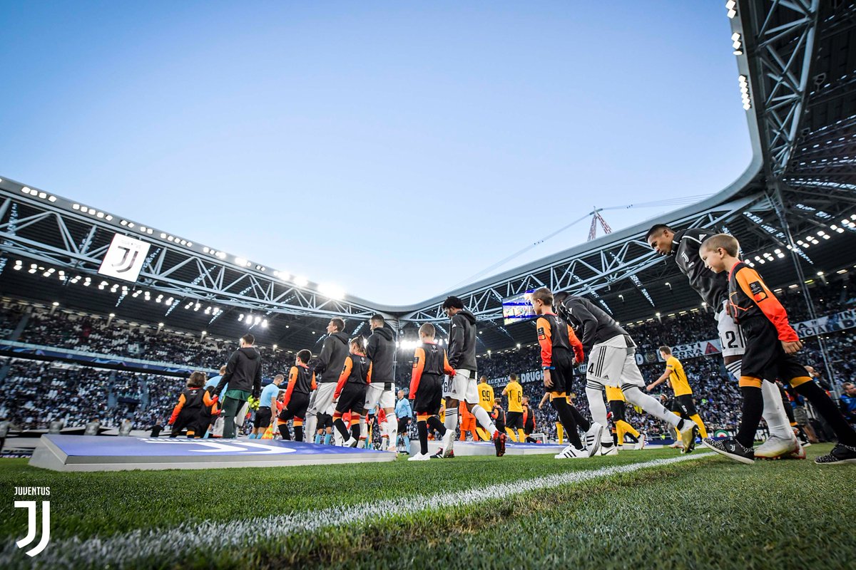 juventusfces's tweet image. Buenas noches con las imágenes de una espléndida tarde de @ChampionsLeague 🙌

📹 HIGHLIGHTS (a partir de las 24:00) ➡️juve.it/dTxB30m4siSiS 
📸 GALLERY ➡️ juve.it/diGz30m4t6H 

#JuveYB 🏳️🏴 #ForzaJuve