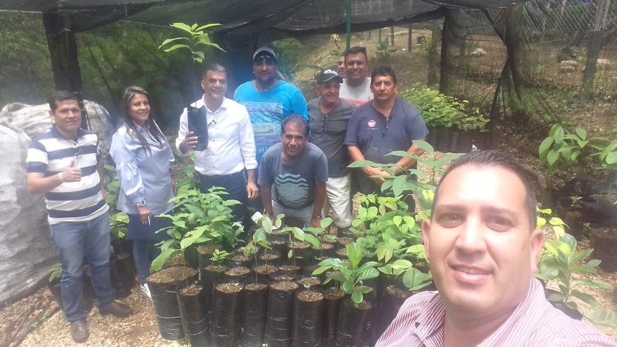 En acción con mis #amigos de la comuna 17. La huerta es una realidad en este sector de #Bucaramanga 🤝