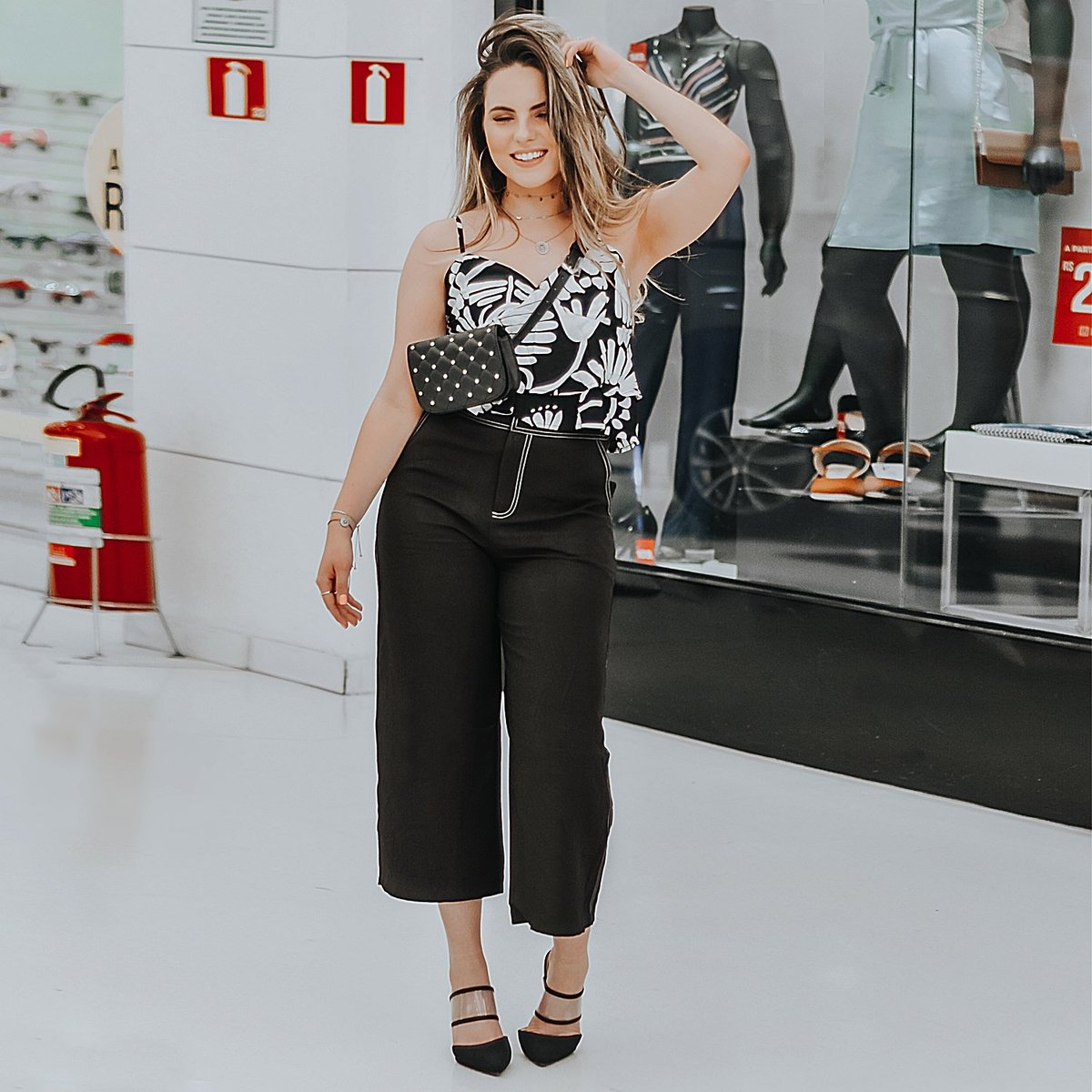 ScaranzaFashion's tweet photo. A it-girl Veridiana Moreira também se rendeu às #pochetes mais desejadas da temporada. We love it! ❤️ #Primavera18 #NovaColeção #NewCollection #Spring18 #Scaranza https://t.co/6POYULHhqj