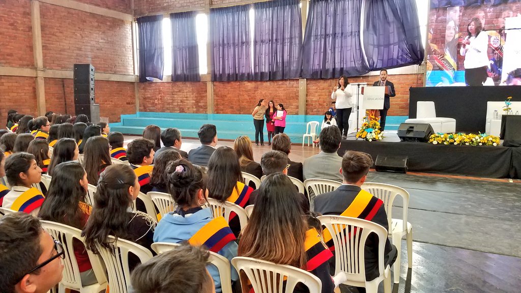 EducacionZ9_Ec's tweet photo. .@ManuelMunoz_C, Subsecretariode Educación de Quito: La excelencia y constancia, son virtudes que han sabido llevarlas con orgullo durante toda su vida escolar y es por esto que @Educacion_Ec, quiere conocer sus planes, anhelos y sueños #MiBanderaEc https://t.co/krmPudUJG5
