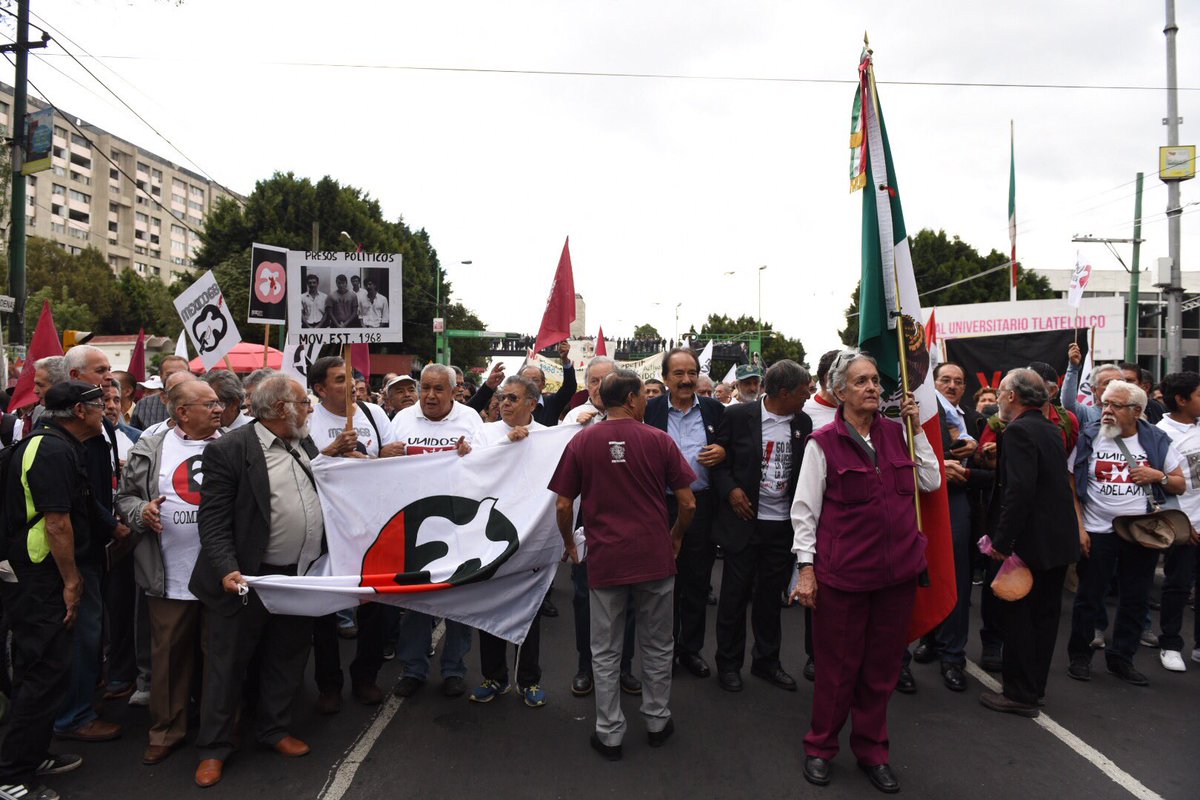 PeriodistasU's tweet photo. Por iniciar la marcha #2deOctubre en  Eje Central y Flores Magón la encabeza el #Comite68 y secunda la Escuela Activa Paidos Fotos: @alexmelon https://t.co/8iZWIQygVe