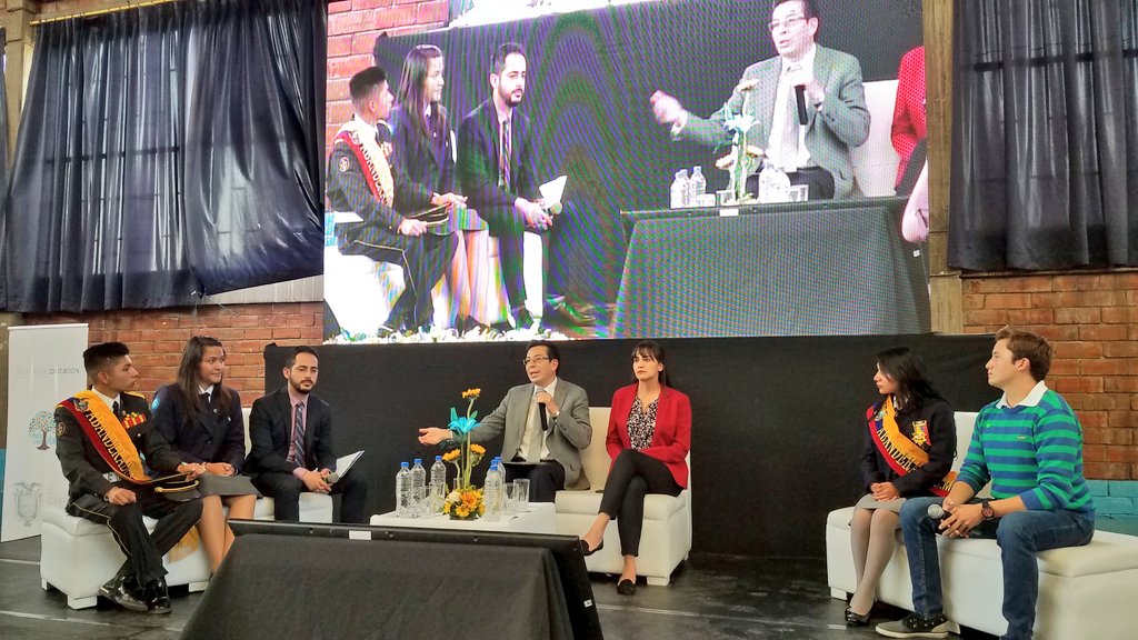 Educacion_Ec's tweet photo. .@fanderfalconi, ministro de Educación: Los abanderados son reflejo de la constancia, detrás de sus logros hay una familia que se ha preocupado por su formación y el trabajo esmerado de los docentes. #MiBanderaEc https://t.co/rmrDgtRwNI