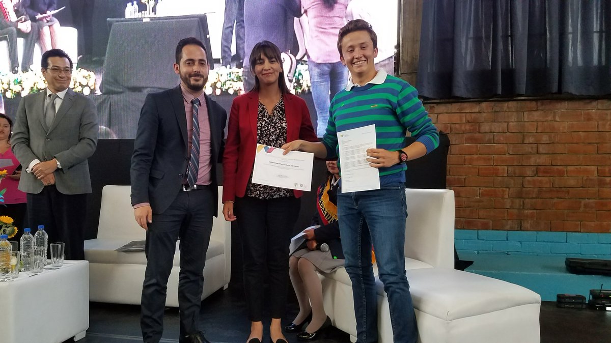 EducacionZ9_Ec's tweet photo. .@ManuelMunoz_C, Subsecretariode Educación de Quito: les animo a que crean en ustedes, están labrando el camino que recorrerán y han comenzado con pie derecho. Tracen metas, cúmplanlas; ustedes son hombres y mujeres brillantes, que reflejan el valor de este país #MiBanderaEc https://t.co/tnY2p5Y8c4