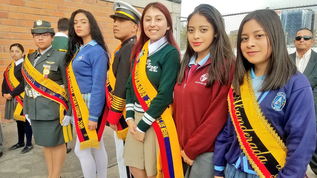 EducacionZ9_Ec's tweet photo. .@ManuelMunoz_C, Subsecretariode Educación de Quito: les animo a que crean en ustedes, están labrando el camino que recorrerán y han comenzado con pie derecho. Tracen metas, cúmplanlas; ustedes son hombres y mujeres brillantes, que reflejan el valor de este país #MiBanderaEc https://t.co/tnY2p5Y8c4