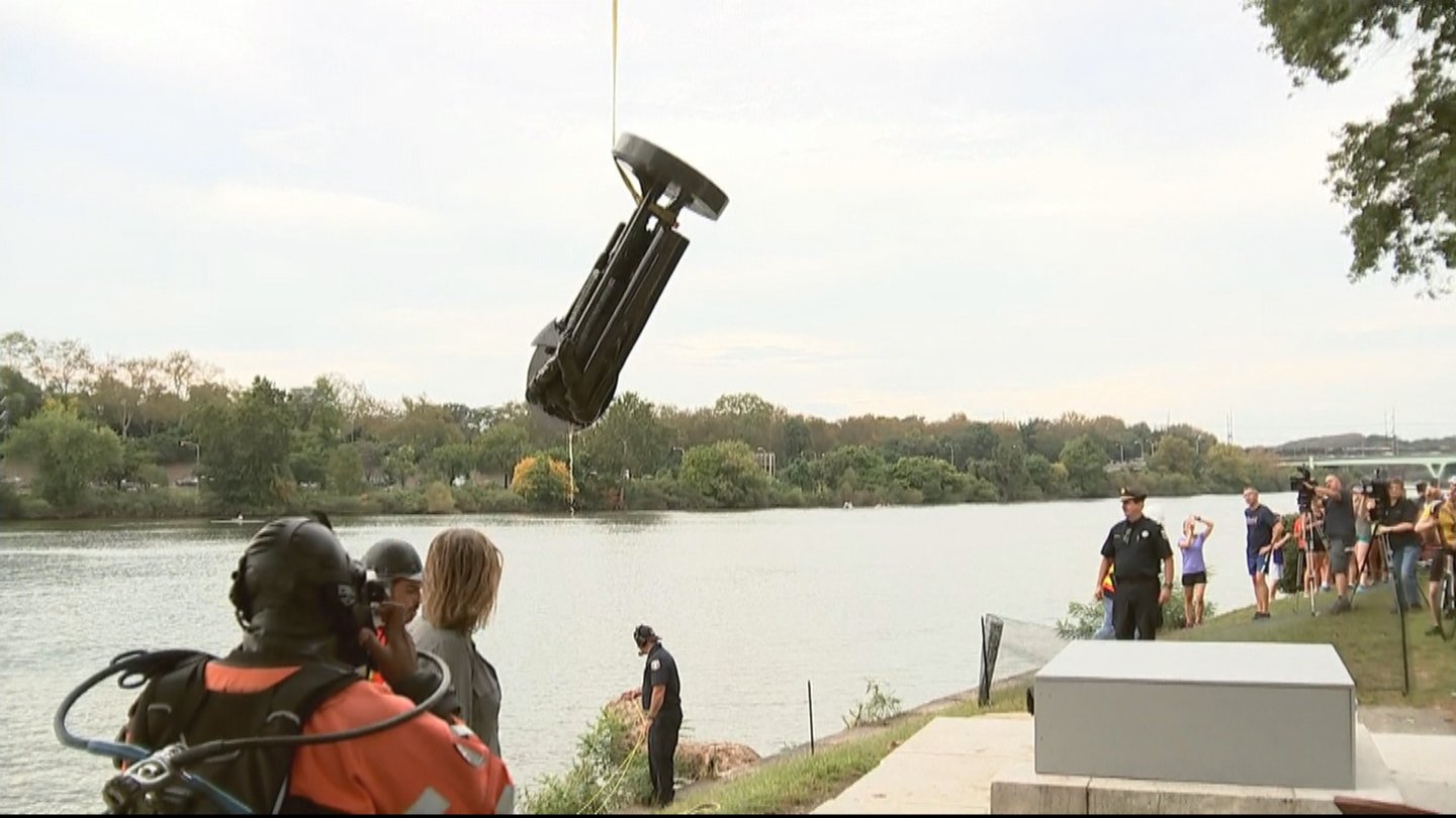 CBS Philly on Twitter "LATEST Crews remove 1,000pound Viking statue