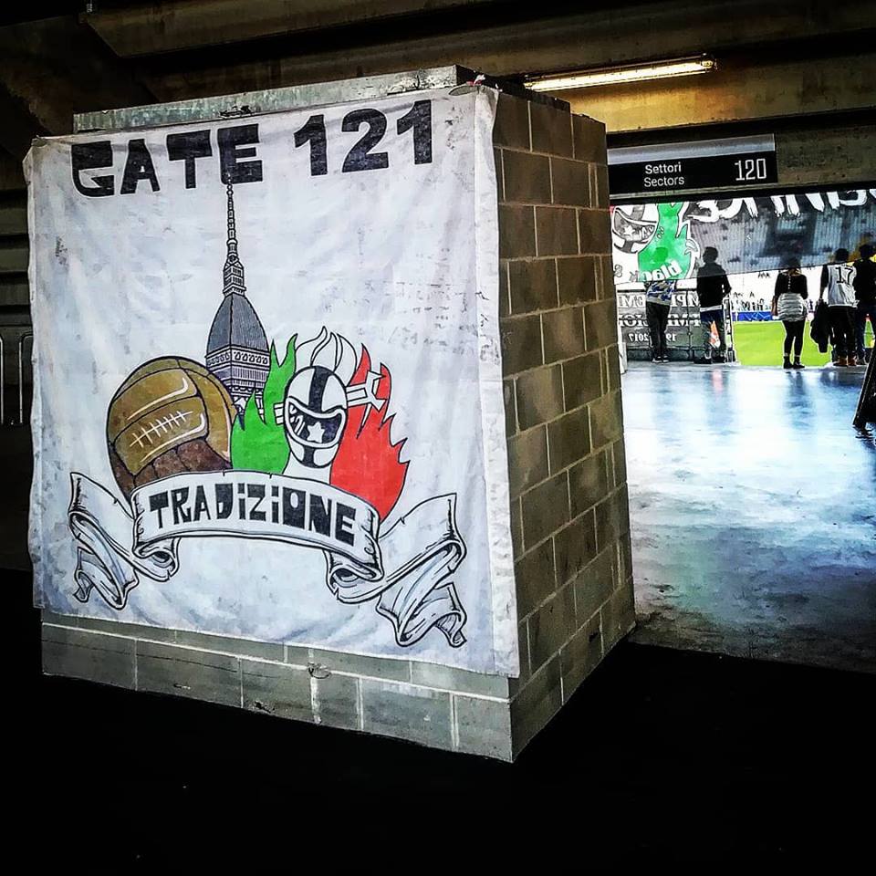 valebianconero1's tweet photo. #JuveYB #JuveNapoli #CurvaSud Potete chiudere tutte le porte che volete....ma la nostra fede non la fermerete mai...LIBERTA' PER GLI ULTRA'.... #BastaDaspo #GATE121 #FinoAllaFine #Tradizione #VF88 🏳️🏴🏁🙄😼😬 https://t.co/vVNbqzRhpW