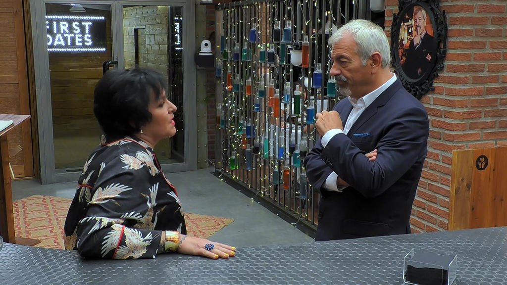 cuatro's tweet photo. Emma tiene claro lo que no busca en un hombre: "Que no sea torero, ni cazador, ni carnicero" #FirstDates736 https://t.co/ch4LP7AJvx https://t.co/vAKktv4rQP
