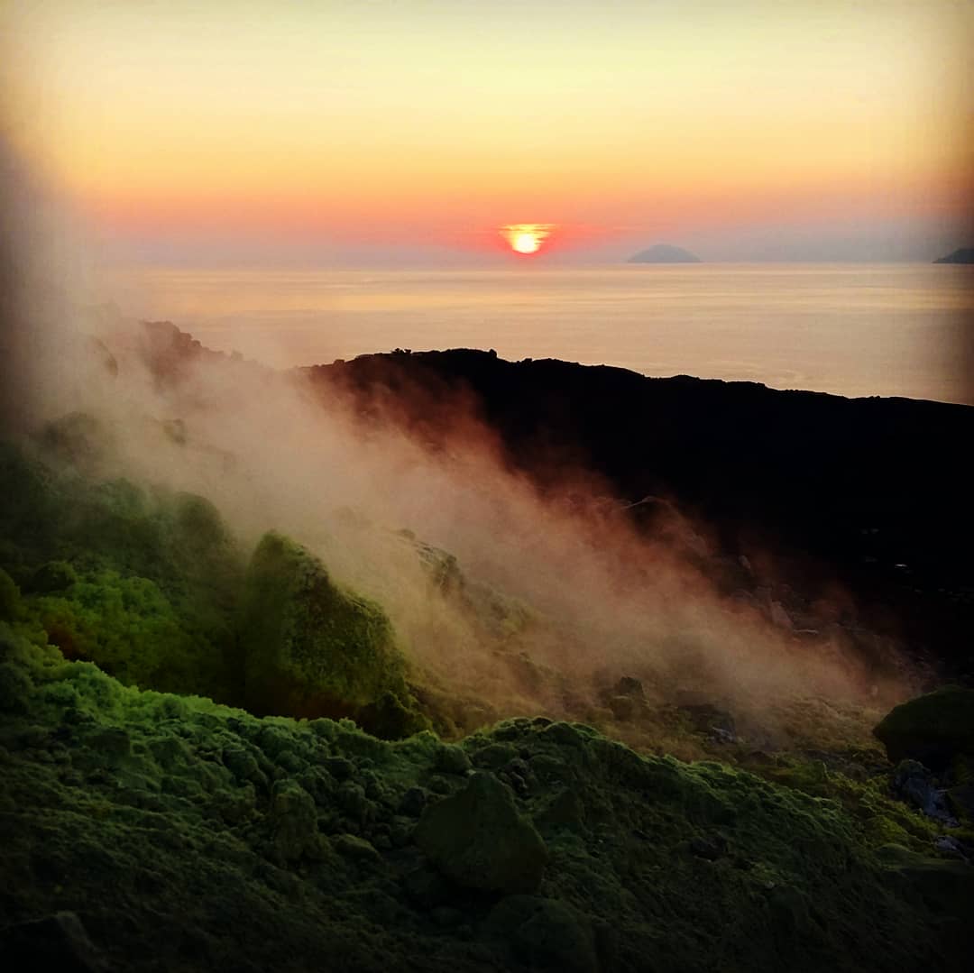 physisescursion's tweet photo. #Sunset  Vulcano isole Eolie esperienza indelebile https://t.co/AP9kre0kQV