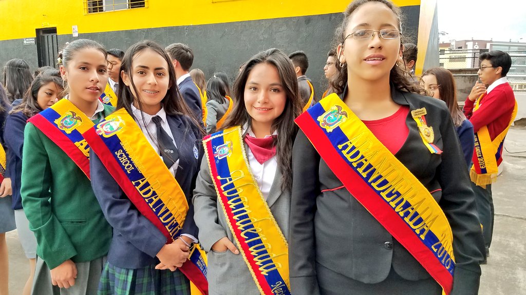 EducacionZ9_Ec's tweet photo. Estudiantes abanderados del Pabellon Nacional de la ciudad de Quito comparten en un diálogo con el Ministro @fanderfalconi, viceministra @monireinoso y el Subsecretario de Educación de Quito @ManuelMunoz_C, sus sueños, metas y deseos #MiBanderaEc https://t.co/G6pP9EF3J5