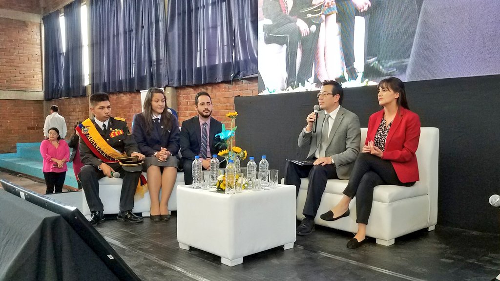 EducacionZ9_Ec's tweet photo. Estudiantes abanderados del Pabellon Nacional de la ciudad de Quito comparten en un diálogo con el Ministro @fanderfalconi, viceministra @monireinoso y el Subsecretario de Educación de Quito @ManuelMunoz_C, sus sueños, metas y deseos #MiBanderaEc https://t.co/G6pP9EF3J5
