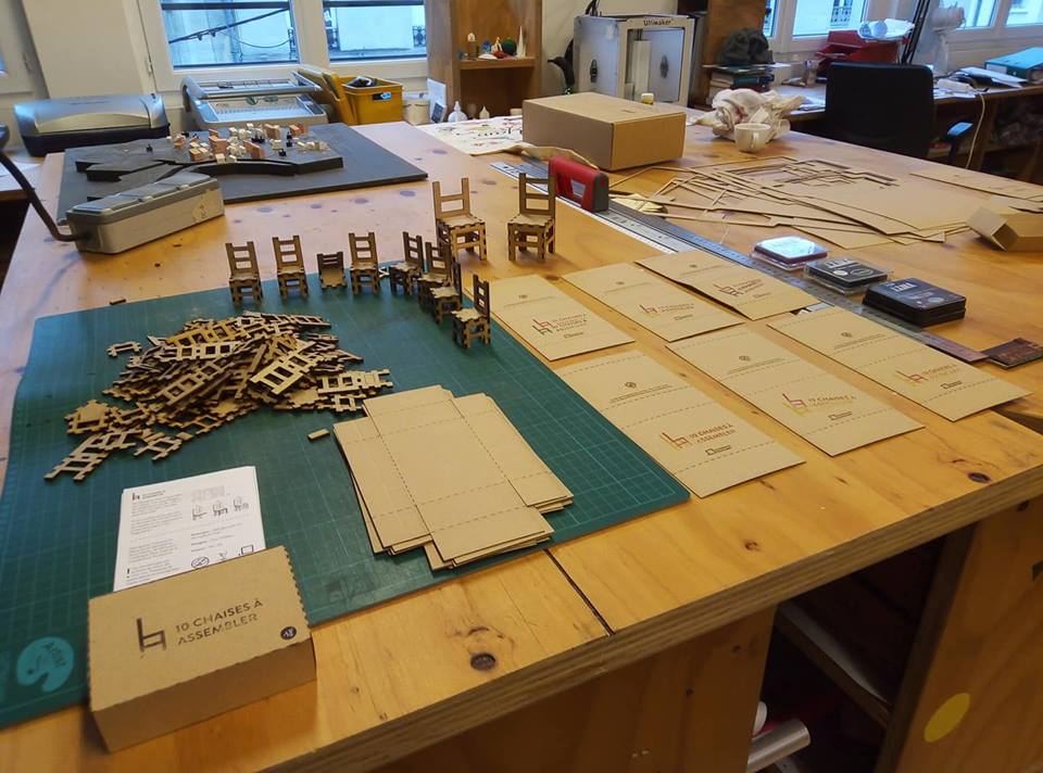 Une première production de chaises miniatures à assembler pour la  boutique de @cooppointcarre ! Venez vite les découvrir et tenter votre construction. #madeinFrance #madeinseinesaintdenis #fablab #maker