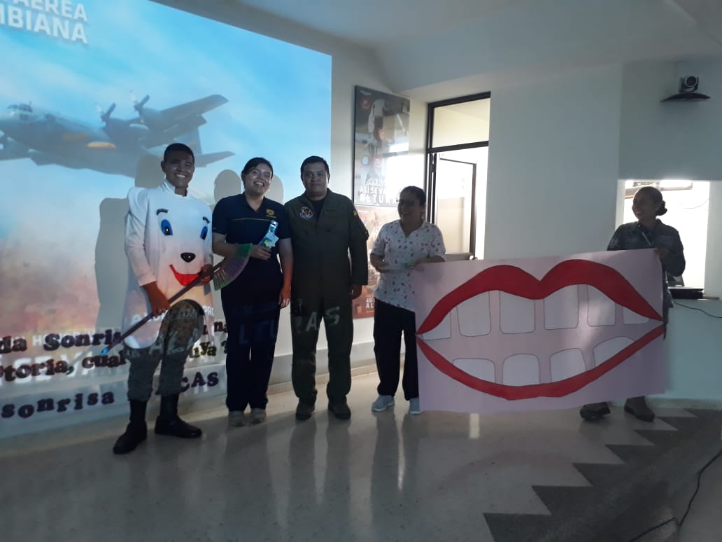 JEFSAFAC's tweet photo. #SanidadMilitar #GACAS @FuerzaAereaCol durante actividad de #PYDFAC, con el personal de la Unidad, enseñando los beneficios que tiene tener una boca sana y de promoviendo hábitos saludables en salud oral Recuerda, cada sonrisa tiene una historia, cuál es la tuya? #SaludOralFAC https://t.co/q5ow5VMbSF