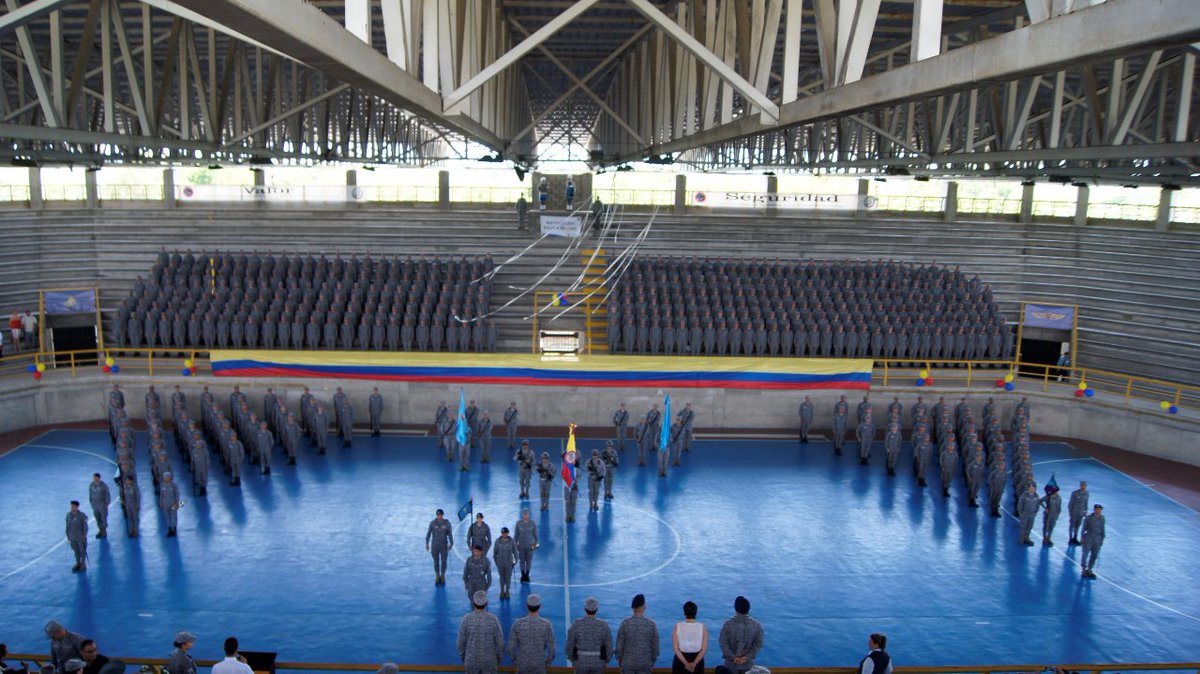 FuerzaAereaCol's tweet photo. •Los jóvenes soldados hacen parte del programa #IBASE, donde realizan entrenamiento y capacitación especial estandarizada en procedimientos, doctrina y entrenamiento en la Escuela de Instrucción Militar Aérea #ESIMA en el #CACOM1 de la @FuerzaAereaCol -> https://t.co/nqdkm7dnS2 https://t.co/MtJ2L1gv0T