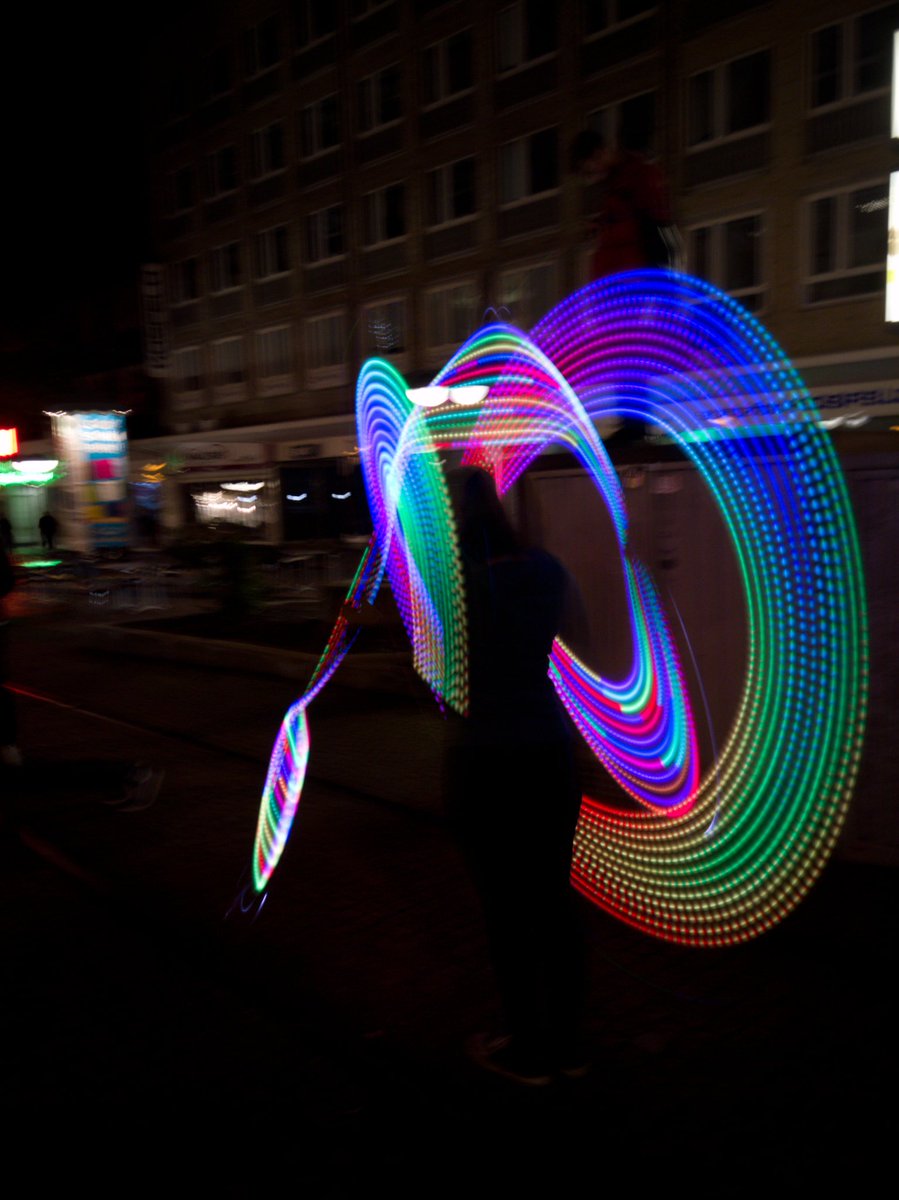 anathem's tweet image. Da spielt @Lisbertbert mit meinen Poi ... nach nur 2,5 Stunden Training :)