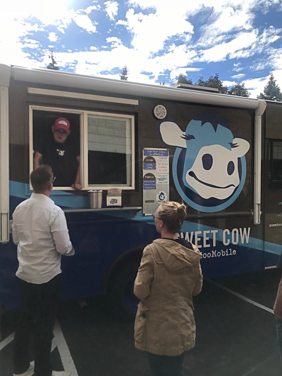nutrislice's tweet photo. What's one of the many great benefits of working at Nutrislice? A sweet fall afternoon ice cream party with @sweetcowicecream! https://t.co/iQTPA6W2ZS
#nutrislicelife #nutrislicejobs #icecreamparty #moolicious 🍦🍂 https://t.co/w6BlP0Thjp