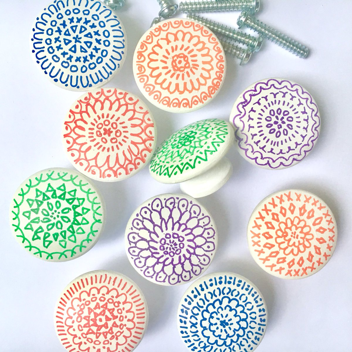 sweep_of_sand's tweet image. So many colors!  Knobs for you cabinets or drawers. #customknobs #mandala #bohochic etsy.me/2xY89Nf