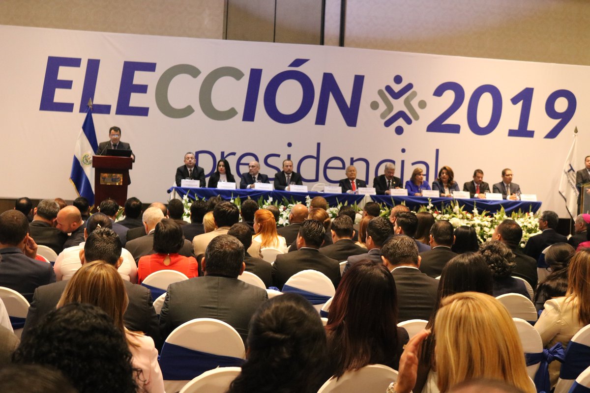 TSEElSalvador's tweet photo. Debe aprobarse una reforma constitucional para que el TSE tenga “iniciativa de ley”, proponer a la Asamblea Legislativa, de forma directa, las reformas que considere pertinentes de acuerdo a su conocimiento en cada una de las materias que componen el cuerpo electoral, Dr. Olivo https://t.co/CQk7J1awaP