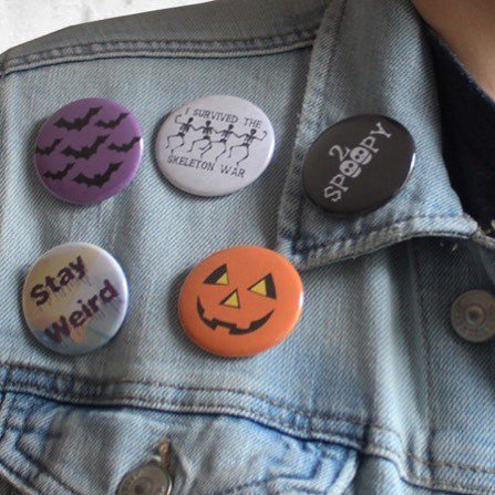 NerdyMonsters's tweet photo. It’s spoopy time! What kind of weird and wonderful pin designs would you like to see this season? ☠️🧛🏻‍♂️🦇🎃 #Halloween #spoopy #toospoopy #2spoopy #stayweird #batspin #jackolanternpin #isurvivedthwskeletonwar #skeletonwar #buttons #pins #magnets … https://t.co/rmQ7Smdroa https://t.co/ji28zEthcu
