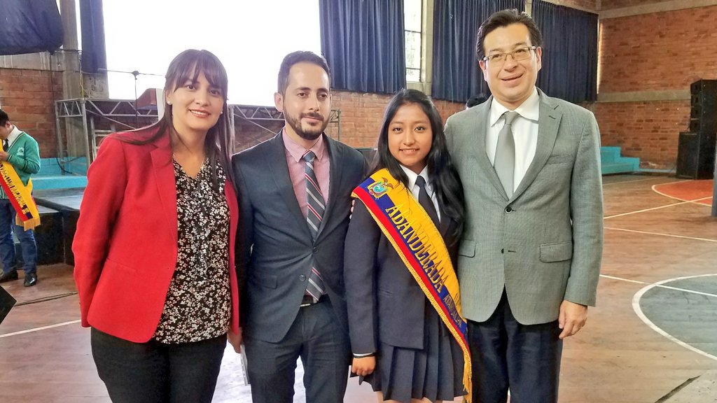 EducacionZ9_Ec's tweet photo. Más de 400 estudiantes abanderados del Distrito Metropolitano de Quito comparten con autoridades de @Educacion_Ec y @EducacionZ9_Ec, reconociendo sus logros académicos, dedicación y constancia #MiBanderaEc https://t.co/eowUSSgyCL