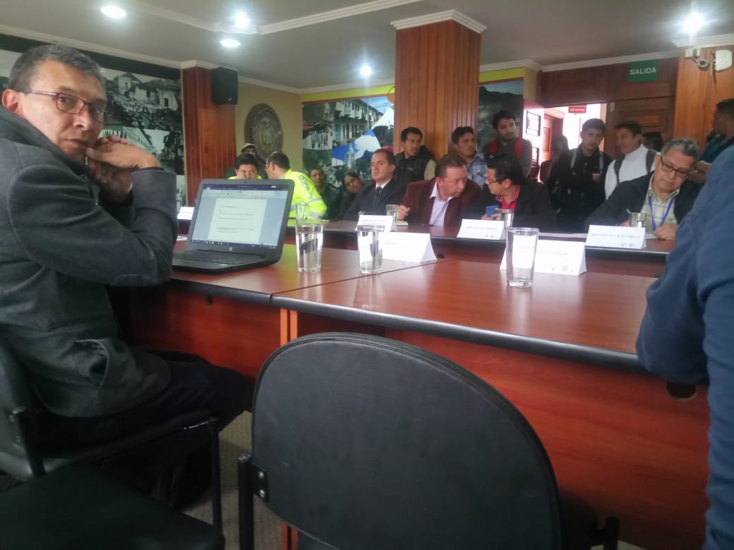 Cochapam's tweet photo. Hoy mantuvimos una reunión en la @goberazuay sobre la inseguridad y amenazas a nuestra comunidad #Cochapamba #Molleturo. Lamentamos que el defensor del pueblo @DEFENSORIAEC abandonó la reunión. Queremos que defienda nuestros derechos #RíoBlanco @tomebamba https://t.co/LV9eXq1Xgn