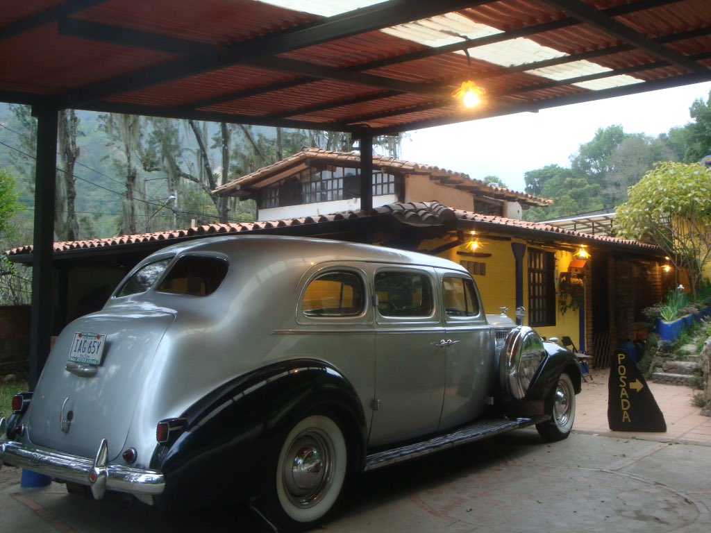 YasminH92715588's tweet photo. Se vende Packard 1940 limousine sรบper 8 one sixty Modelo 1805 con vidrio interno divisorio plateado y dorado. Caracas Venezuela +58 416 6255539 #carrosantiguos #antiquescars#thepackard #packards #forsale #enventa #autosdelujo #luxurycars #carrosdecoleccion #exoticcars #supercars https://t.co/RukeeKUkT5