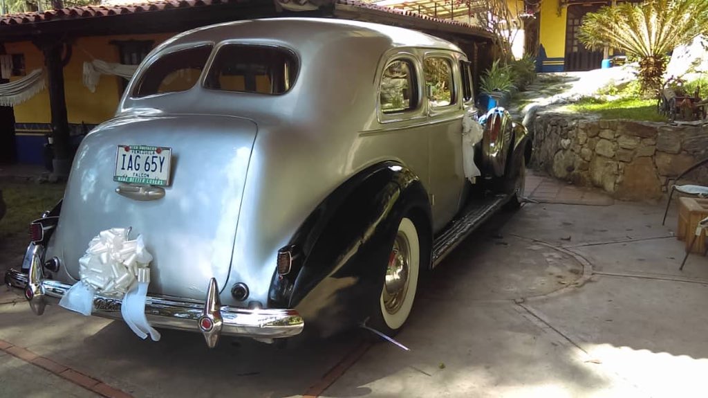 YasminH92715588's tweet photo. Se vende Packard 1940 limousine sรบper 8 one sixty Modelo 1805 con vidrio interno divisorio plateado y dorado. Caracas Venezuela +58 416 6255539 #carrosantiguos #antiquescars#thepackard #packards #forsale #enventa #autosdelujo #luxurycars #carrosdecoleccion #exoticcars #supercars https://t.co/RukeeKUkT5