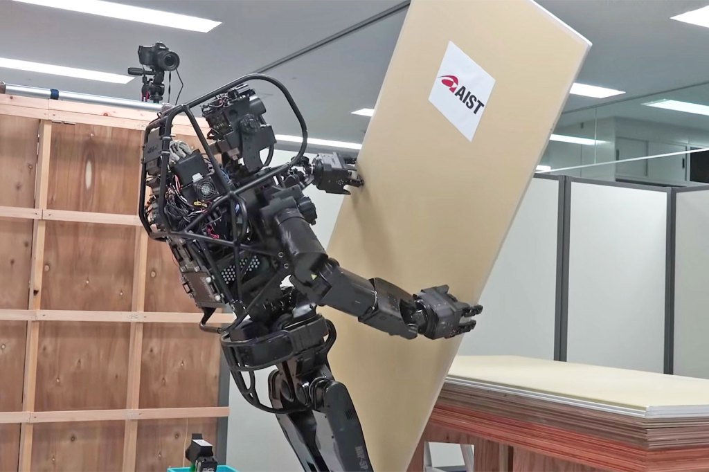 peterelenz's tweet photo. Humanoid construction robot installs drywall by itself https://t.co/fDhtBHrQYZ https://t.co/1CKvF7QRl3