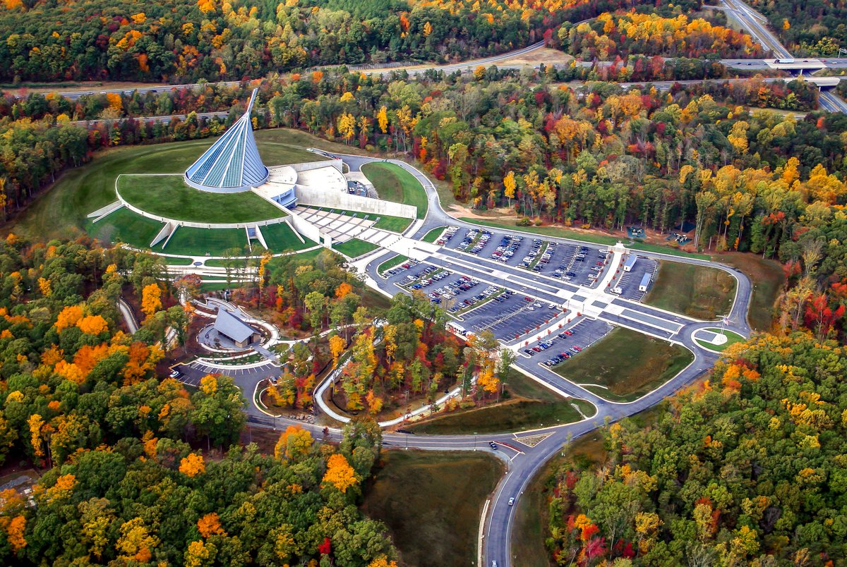 Happy October 🍂

Semper Fidelis Memorial Park by #studioINSITE

#landscapearchitecture #landscapedesign #placemaking