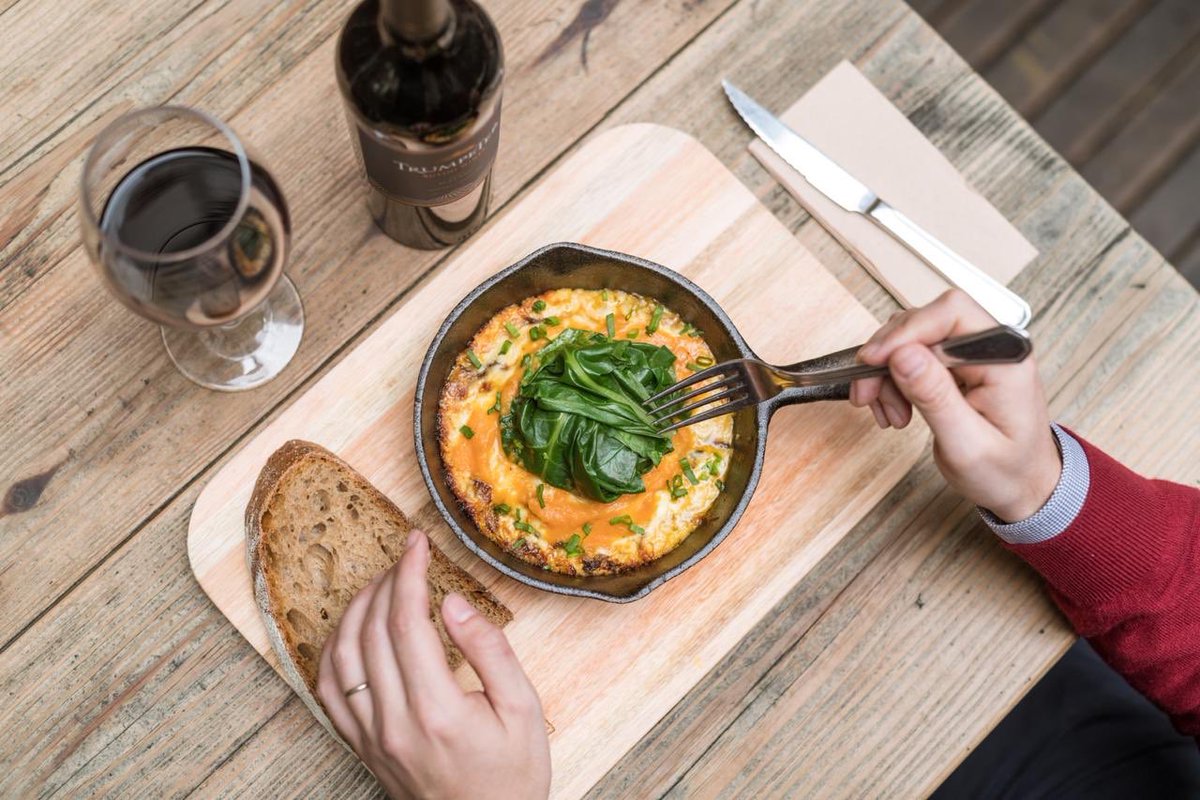LPQAR's tweet photo. Amamos nuestra polenta orgánica! Con ternera templada, queso halloumi y tomate. Con una copa de malbec, reconforta ❤️ y corta la semana. Aprovecha el ultimo mes de frio para darte el gusto. Te esperamos! #LePainQuotidien #LPQLove #lunch #local https://t.co/we61BqNIle