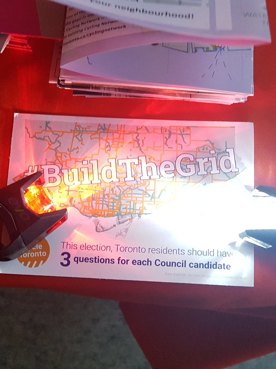 DaveLikesBikes's tweet image. Come and #getlit at Dundas and Beverley. Free bike lights for cyclists from @CycleToronto

#cycleTO
#BuildTheGrid
#VisionZero
#SafeStreets
#completestreets
#32spokes
