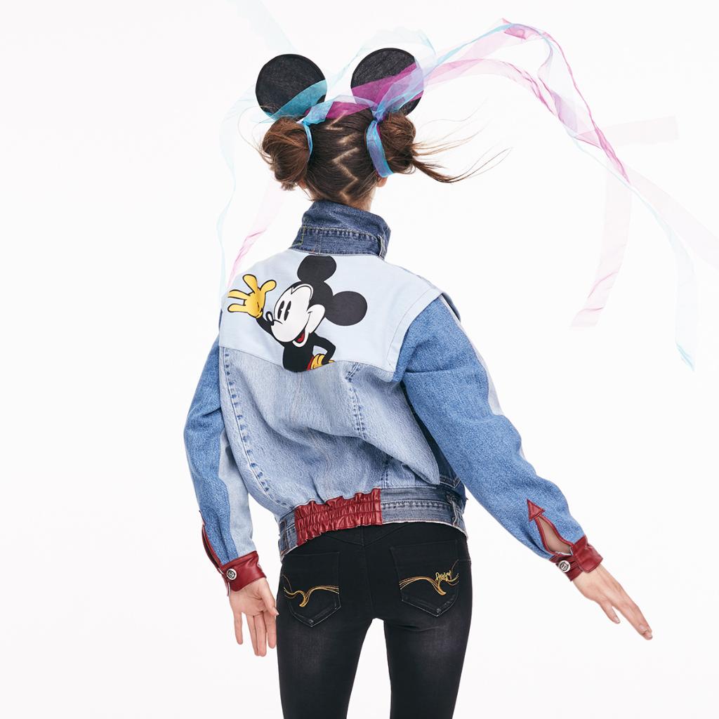 Desigual_JP's tweet photo. リミテッドエディションジャケットが復活!愛情に溢れる#handmade 仕上げの #IconicJacket が日本にやってきた!後ろには#Mickey が待っているよ!ヒストリーの一員になろう💫
https://t.co/FLh8udrrLF https://t.co/FGQnLLyr2Y